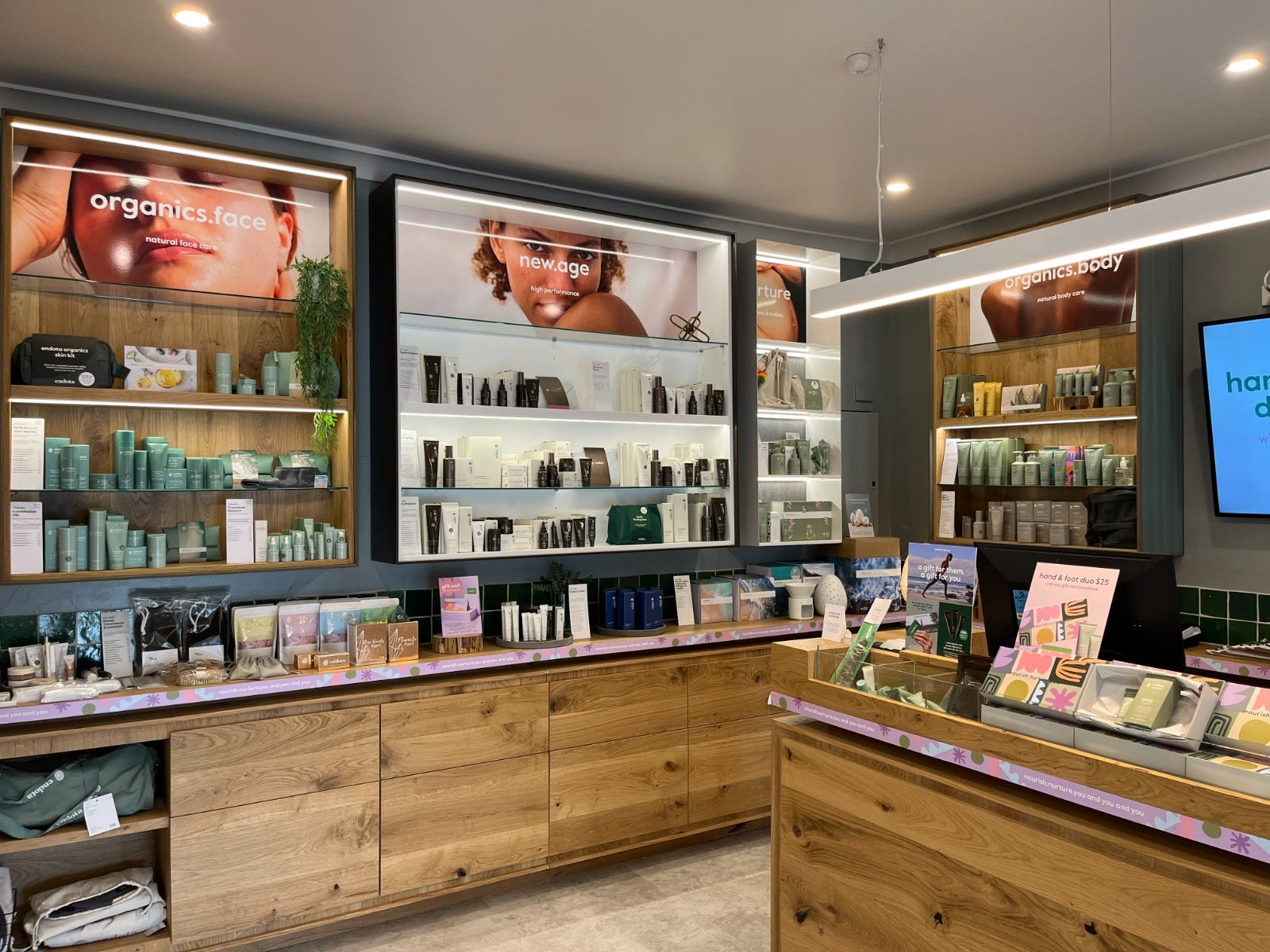 Day Spa Rosalie Retail Shelving
